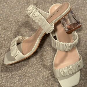 TAHARI Glenah Clear Block Heel Sz 10